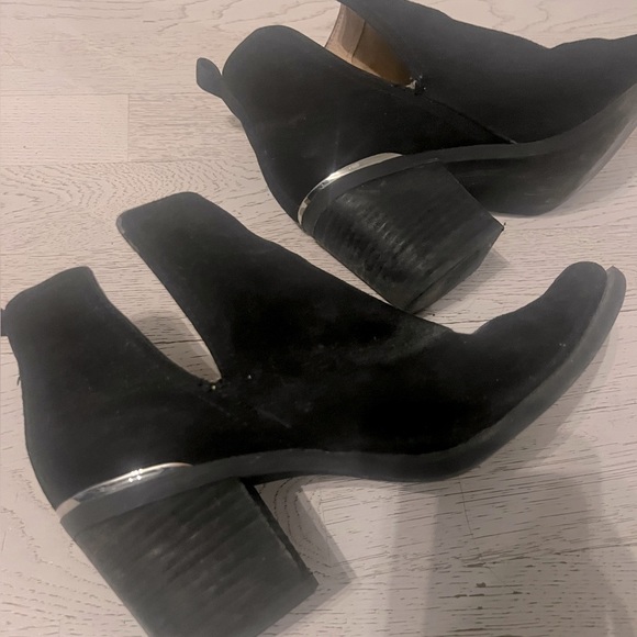 Like new suede boots with Stylish Side Slits and Heel - Picture 2 of 4